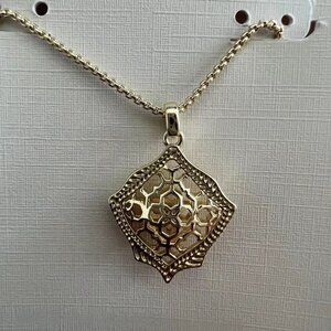 Kendra Scott necklace